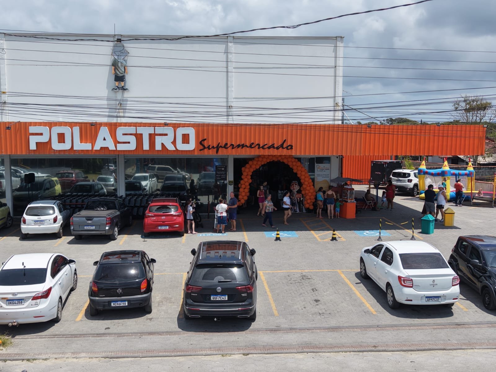 Supermercado Polastro Celebra 12 Anos na Praia do Ervino com Grande Festa