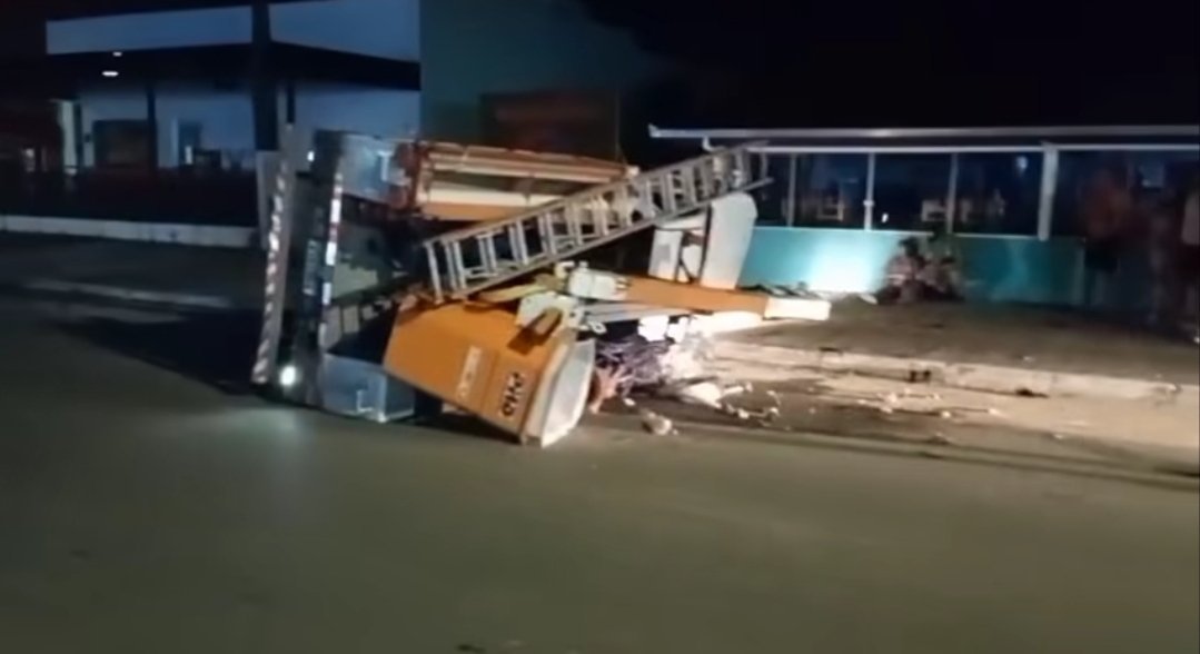 Acidente na Praia do Ervino: Colisão entre Carro da Celesc e Veículo