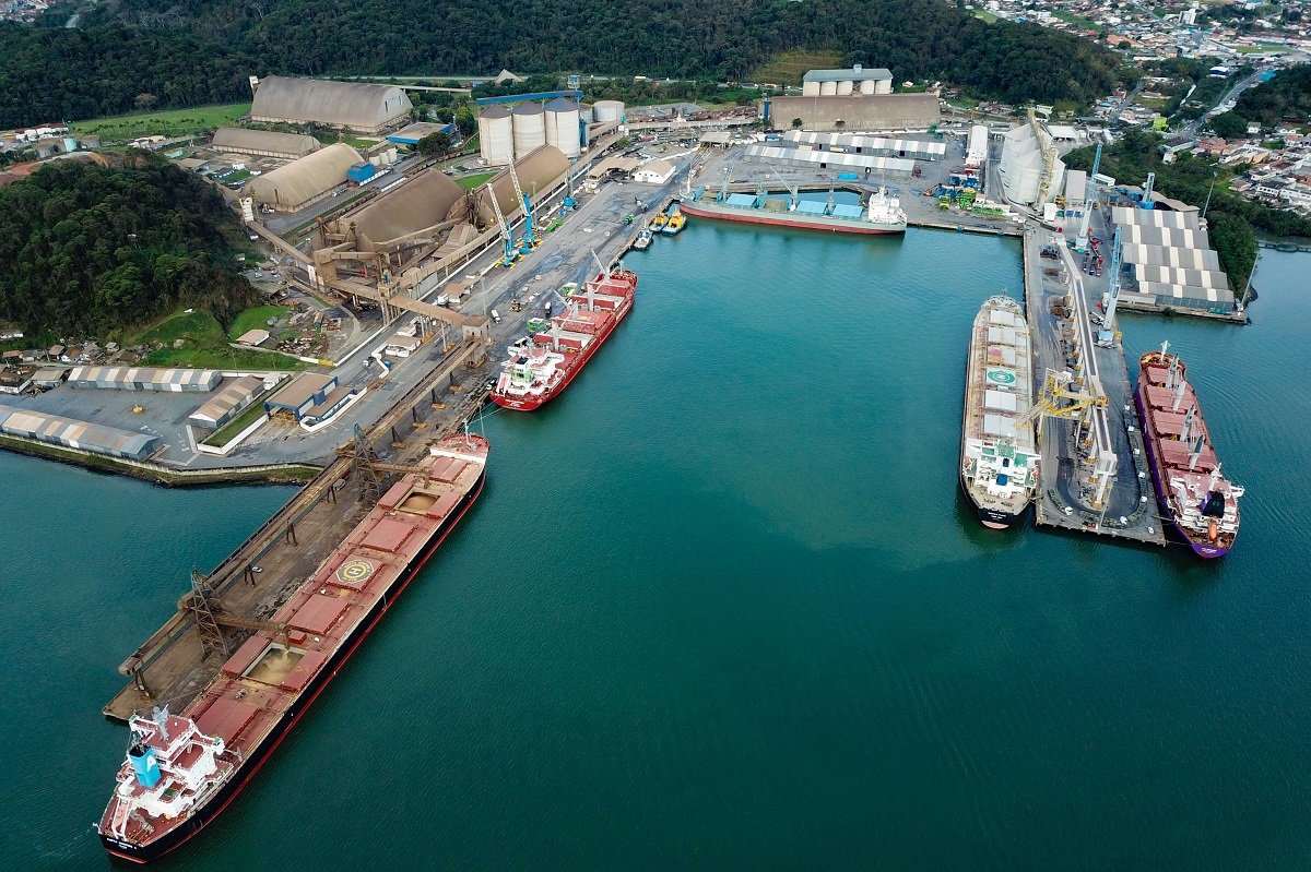 Praia sendo alargada com areia dragada do fundo do mar
