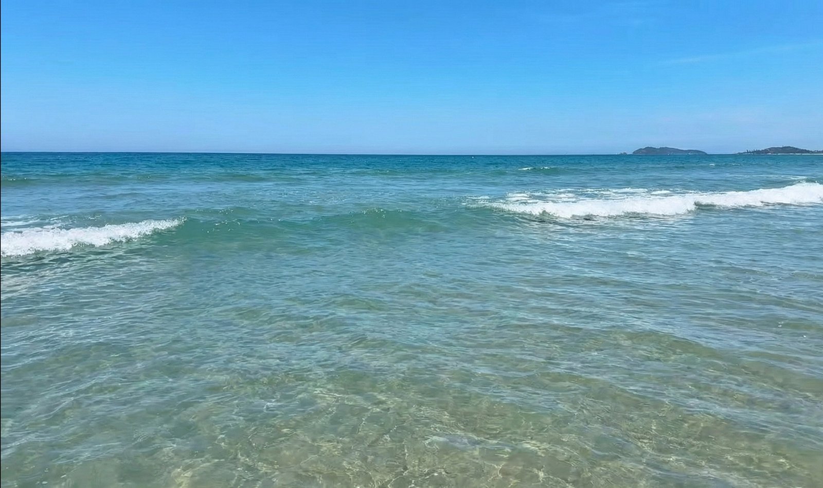 Turistas aproveitando as águas claras