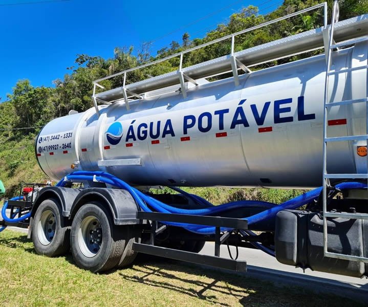 Caixa d'água instalada no telhado de uma casa.