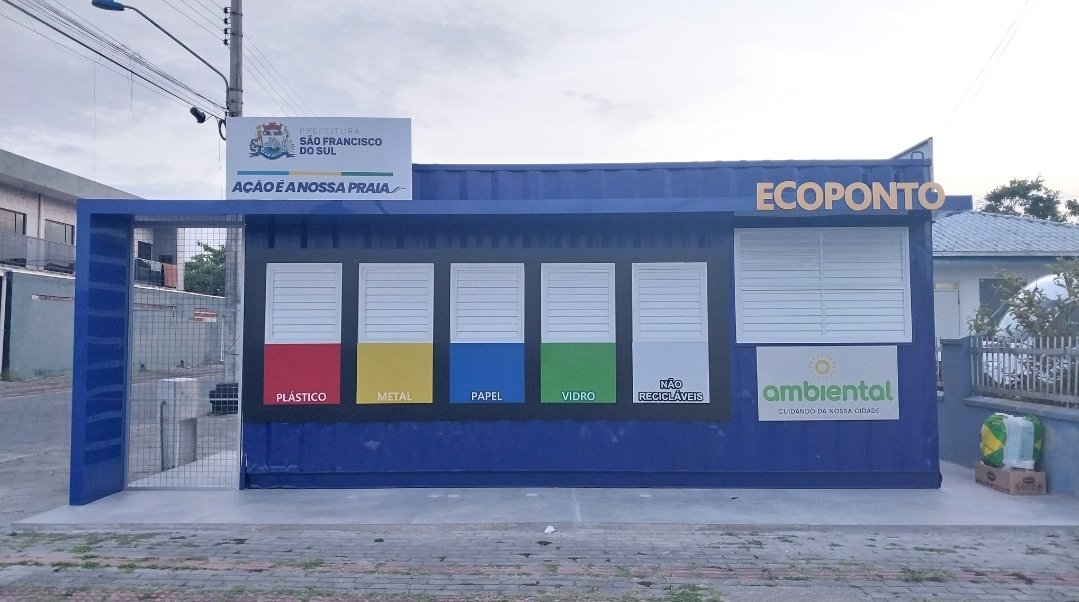 Cidadão fazendo o descarte correto no Ecoponto da Praia do Ervino