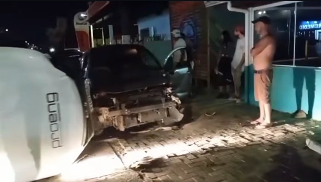 Carro popular envolvido no acidente