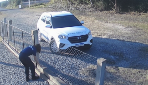 Imagem de câmera de segurança mostrando suspeito