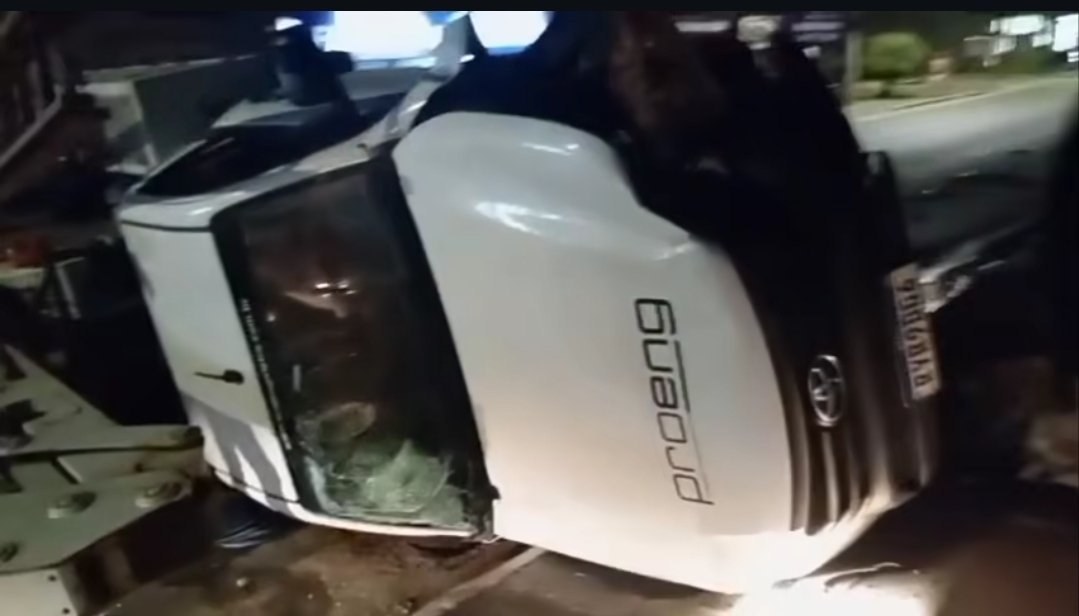 Detalhe do veículo da Celesc após o acidente