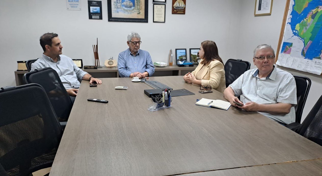 Representantes da prefeitura e da concessionária anunciando os investimentos