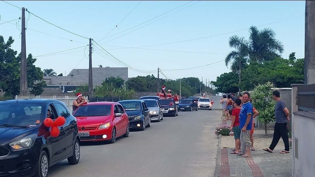 Voluntários participando da Carreta do Papai Noel