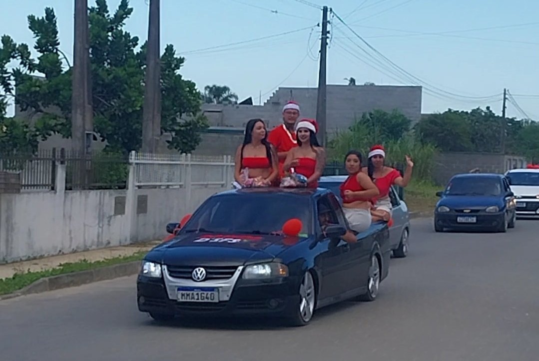 Crianças recebendo doces do Papai Noel