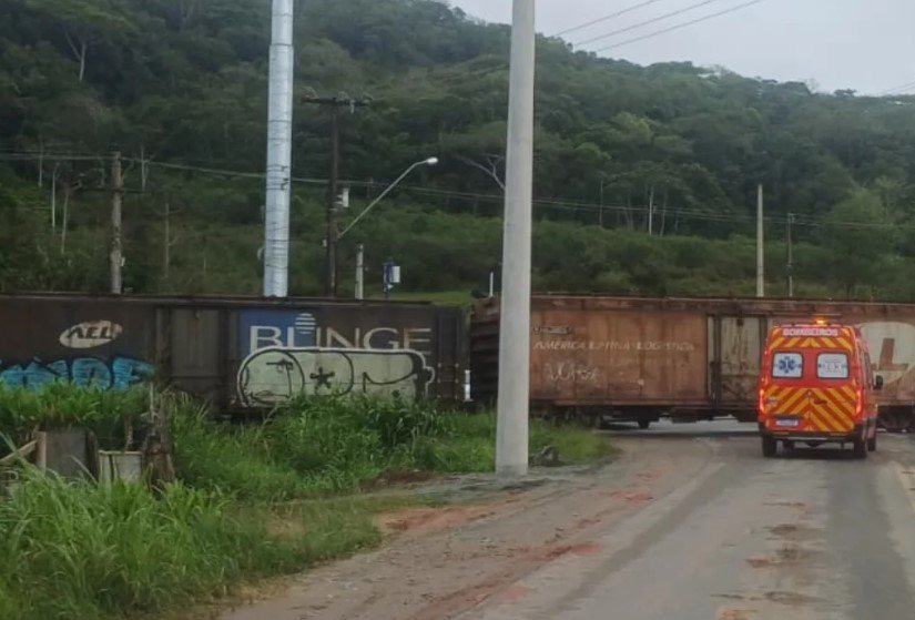 Fila de carros parada devido ao trem bloqueando a via de acesso à Praia do Ervino