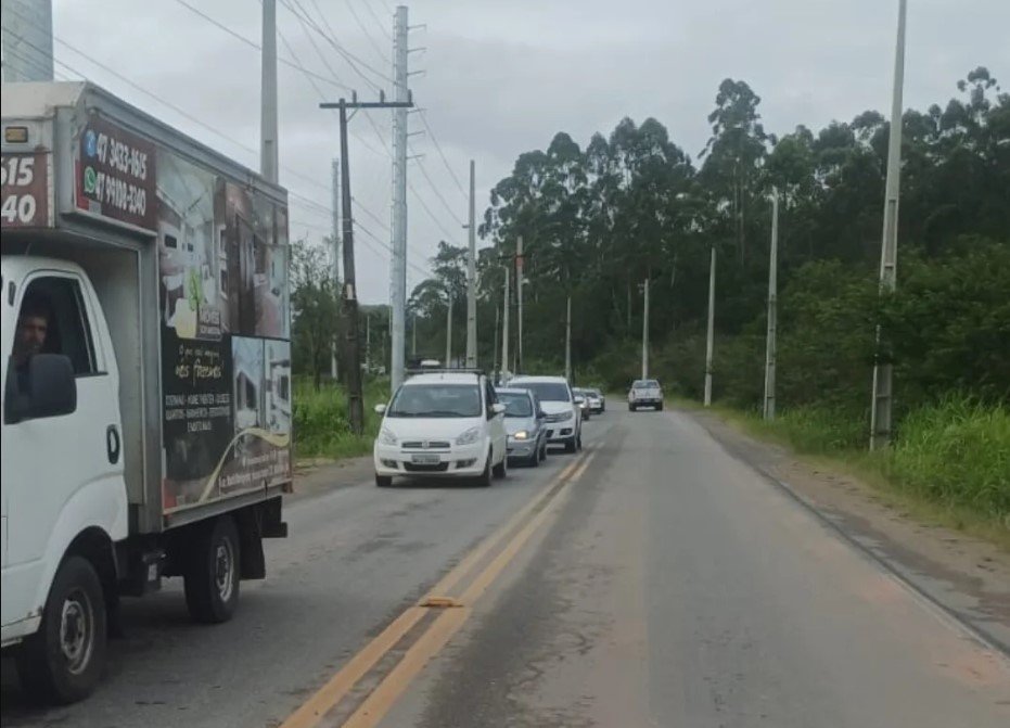 Trem parado nos trilhos na região do Miranda