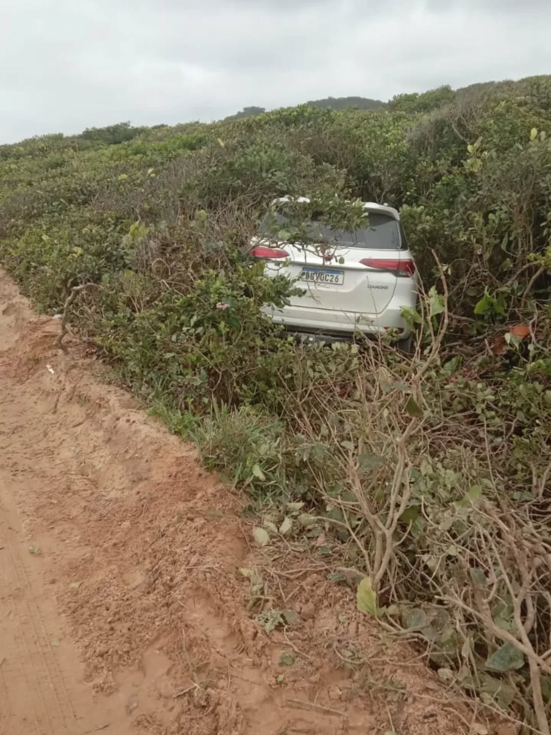 Imagem do local onde o SUV foi encontrado na Praia do Ervino