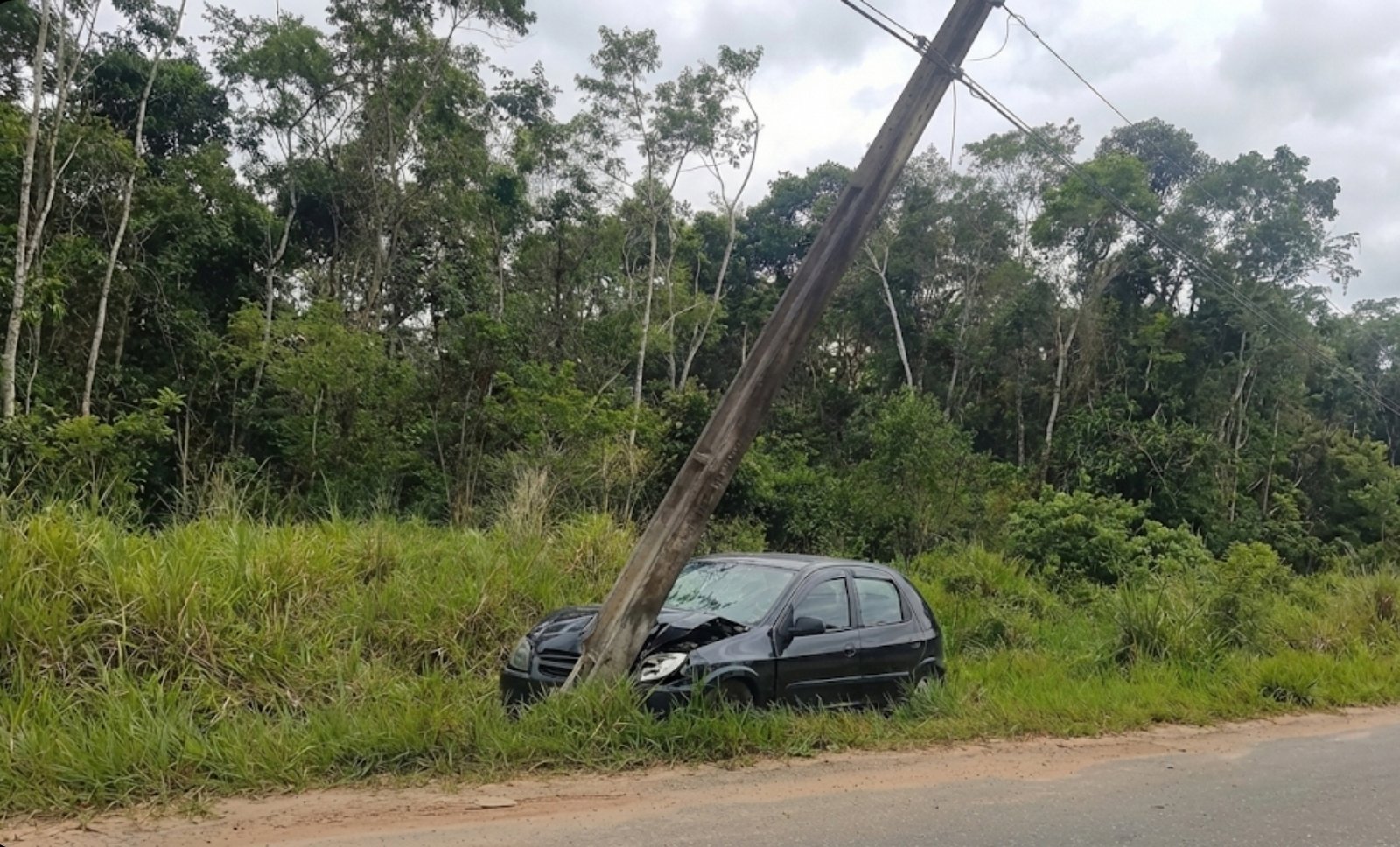 Poste de luz danificado após colisão de carro na Praia do Ervino