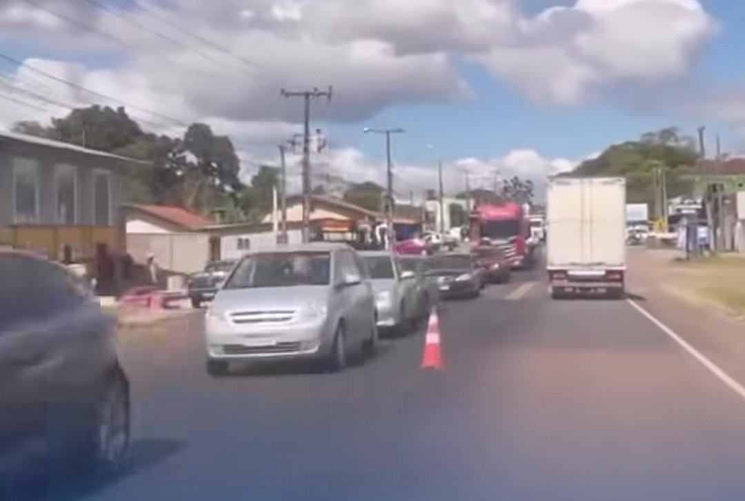 Fila de carros esperando no trânsito de SFS