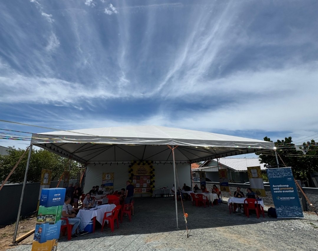 Equipe de vendas apresentando imóveis no feirão