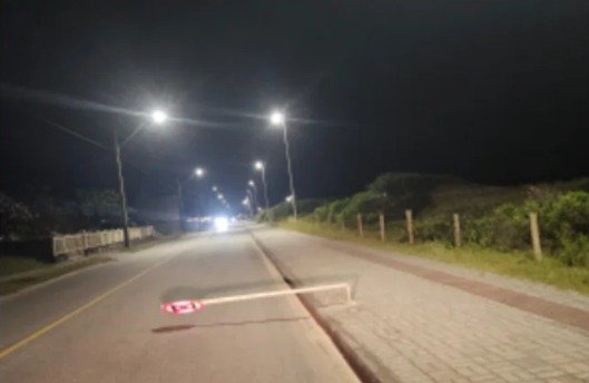 Equipes trabalhando na substituição de placas na Praia do Ervino.