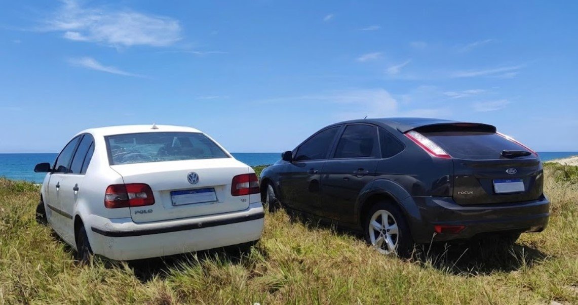 Veículos estacionados irregularmente na restinga