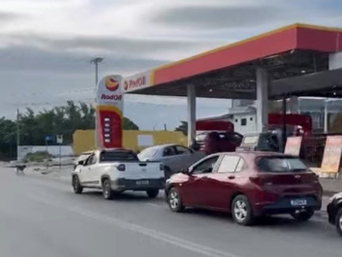 Fila de carros no posto de gasolina da região