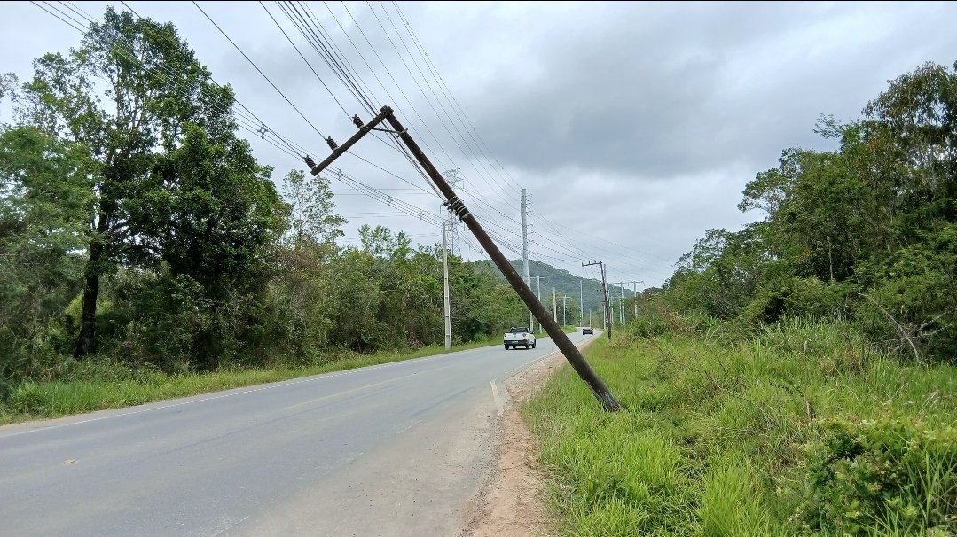 Equipes da Celesc trabalhando na substituição do poste na Praia do Ervino