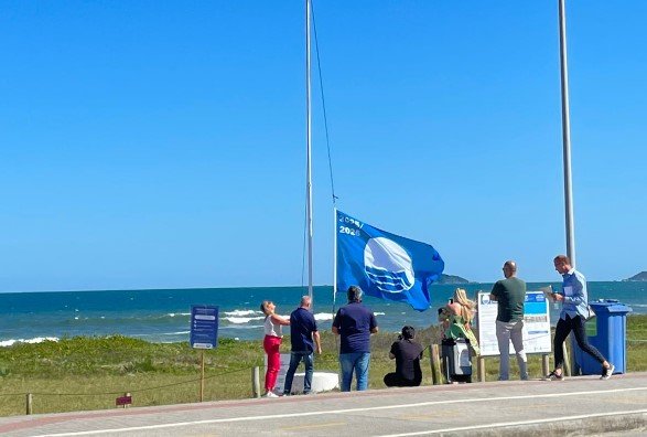Hasteamento da Bandeira Azul na Praia do Ervino