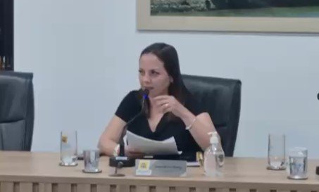 Vereadora Simone da SB discursando sobre a segurança na Praia do Ervino
