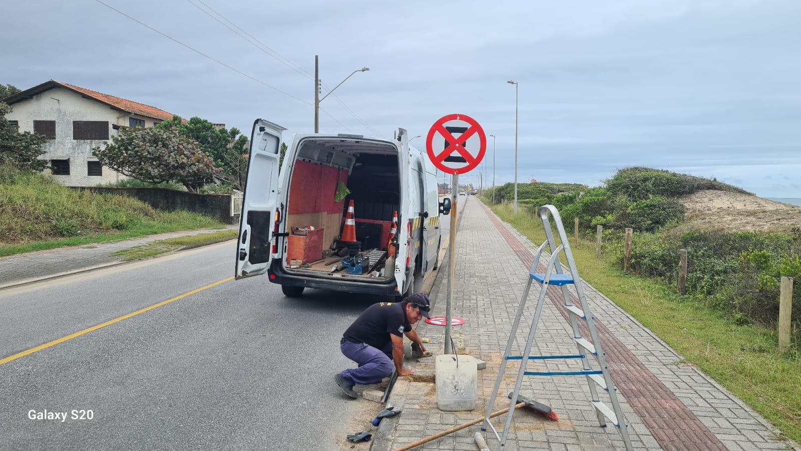 Outra placa danificada pelo vândalo.