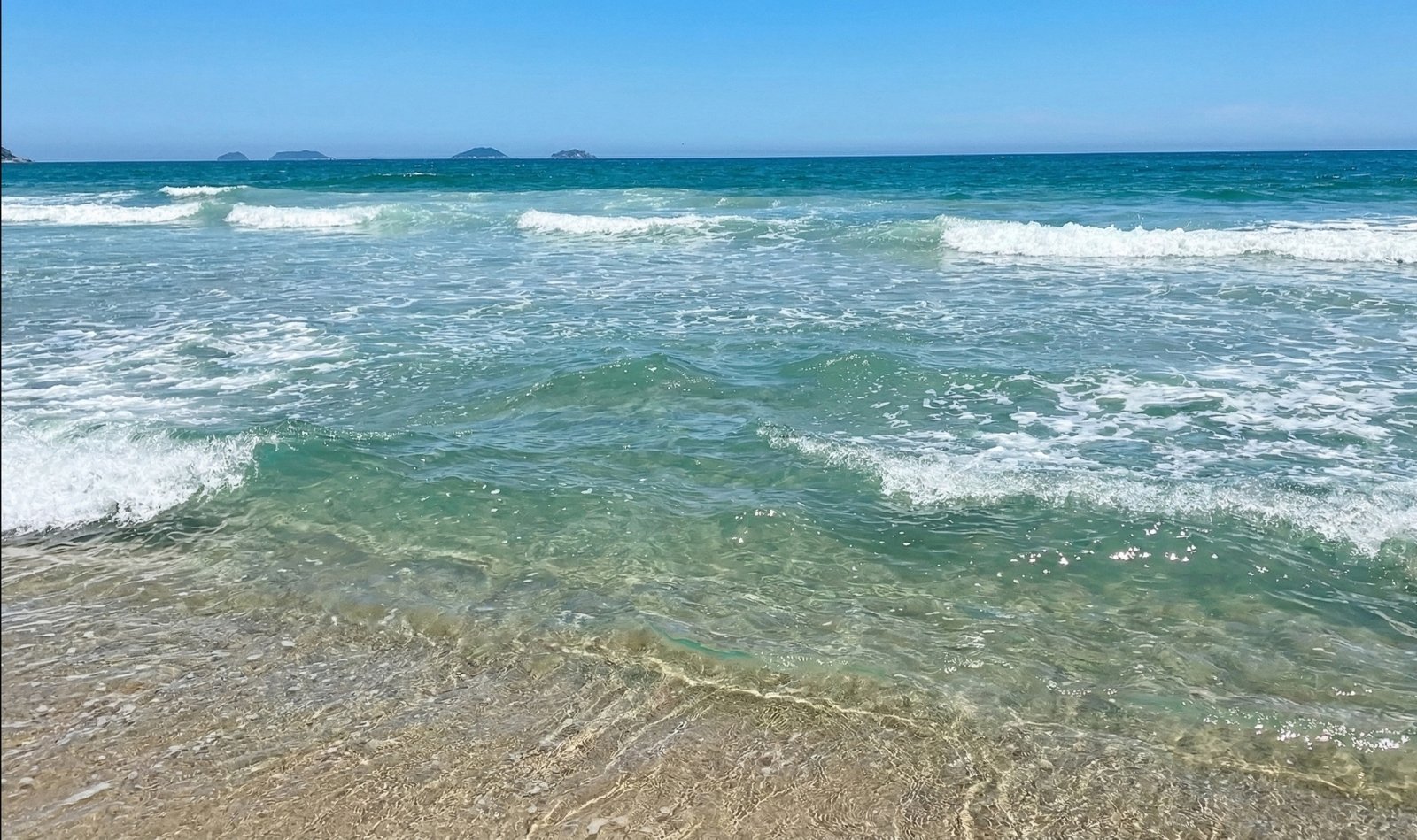 Águas cristalinas na Praia do Ervino em São Francisco do Sul