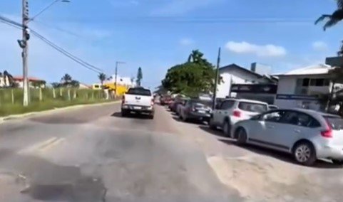 Pessoa abastecendo galão improvisado