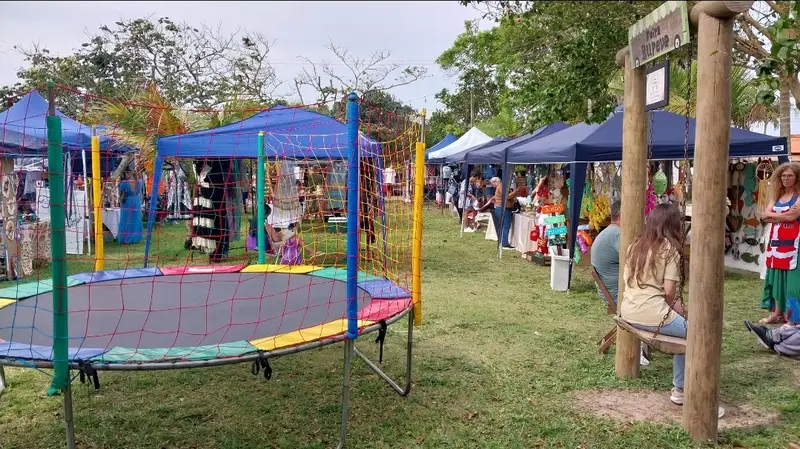 Ambiente da Feira Bupeva na Praia do Ervino