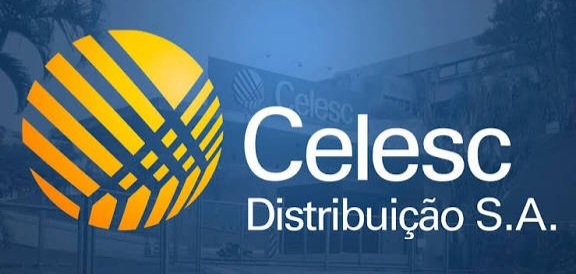 Poste de luz com céu escuro ao fundo