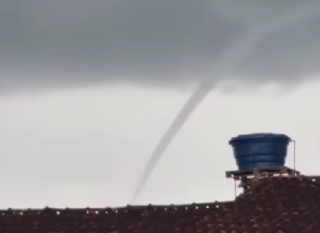 Céu carregado durante o fenômeno meteorológico