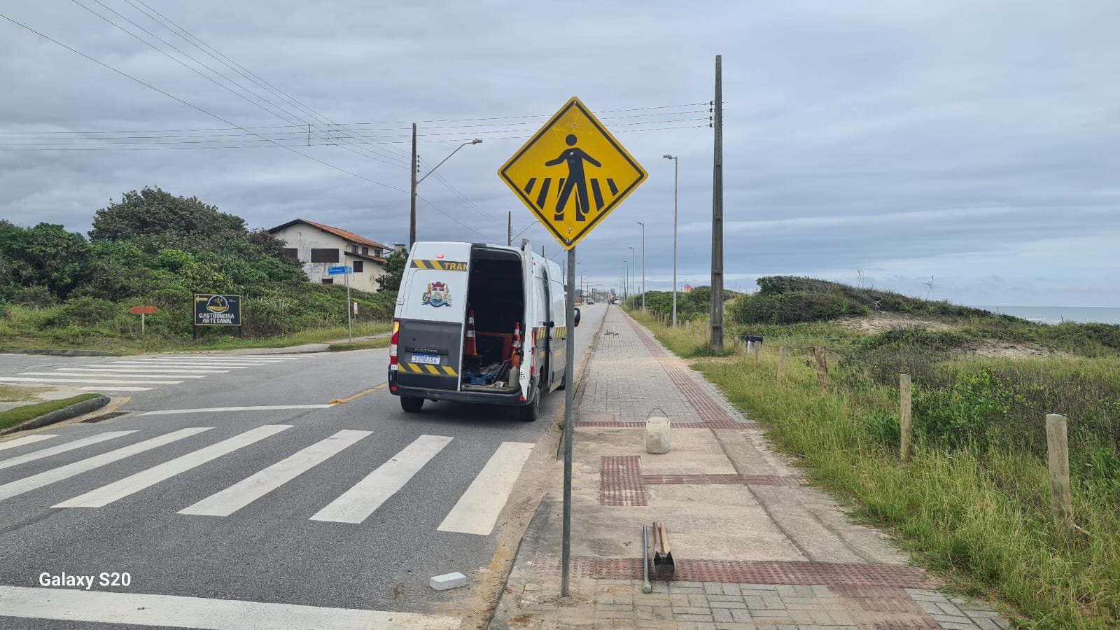 Detalhe de uma das placas vandalizadas na orla.