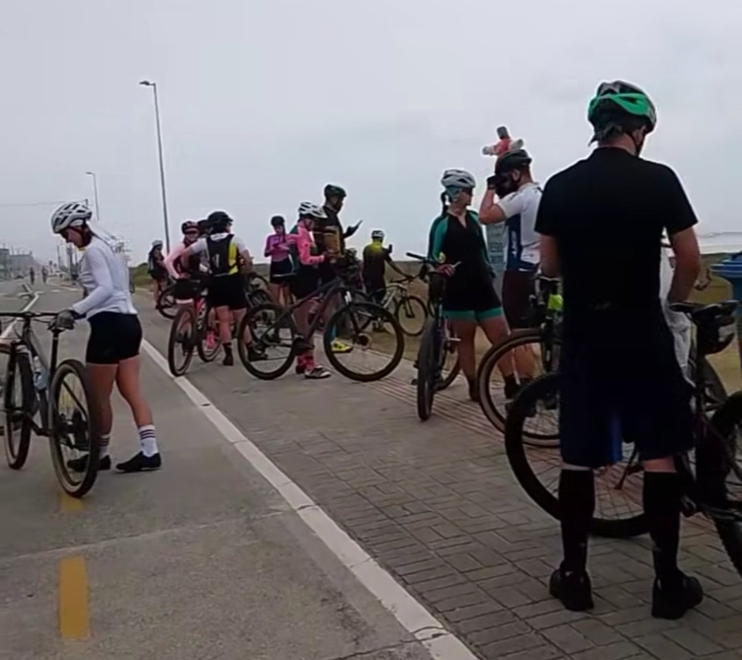 Ciclistas na Praia do Ervino