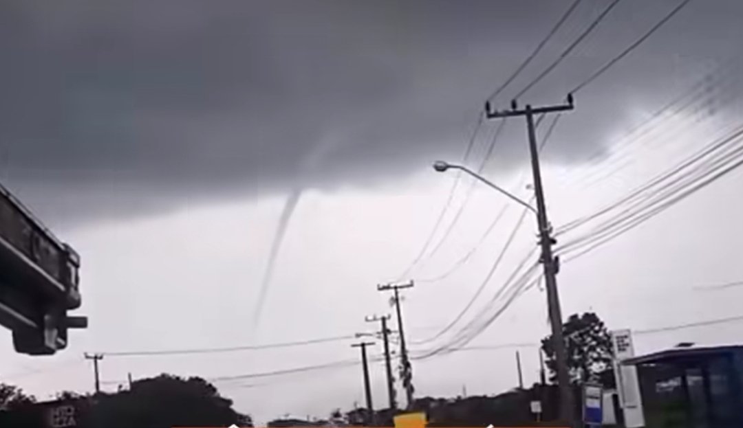 Imagem da nuvem funil vista por moradores de São Francisco do Sul