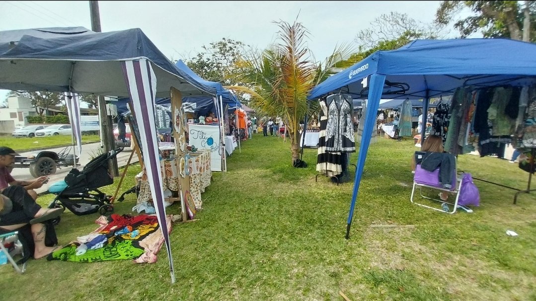 Ambiente da Feira Bupeva na Praia do Ervino