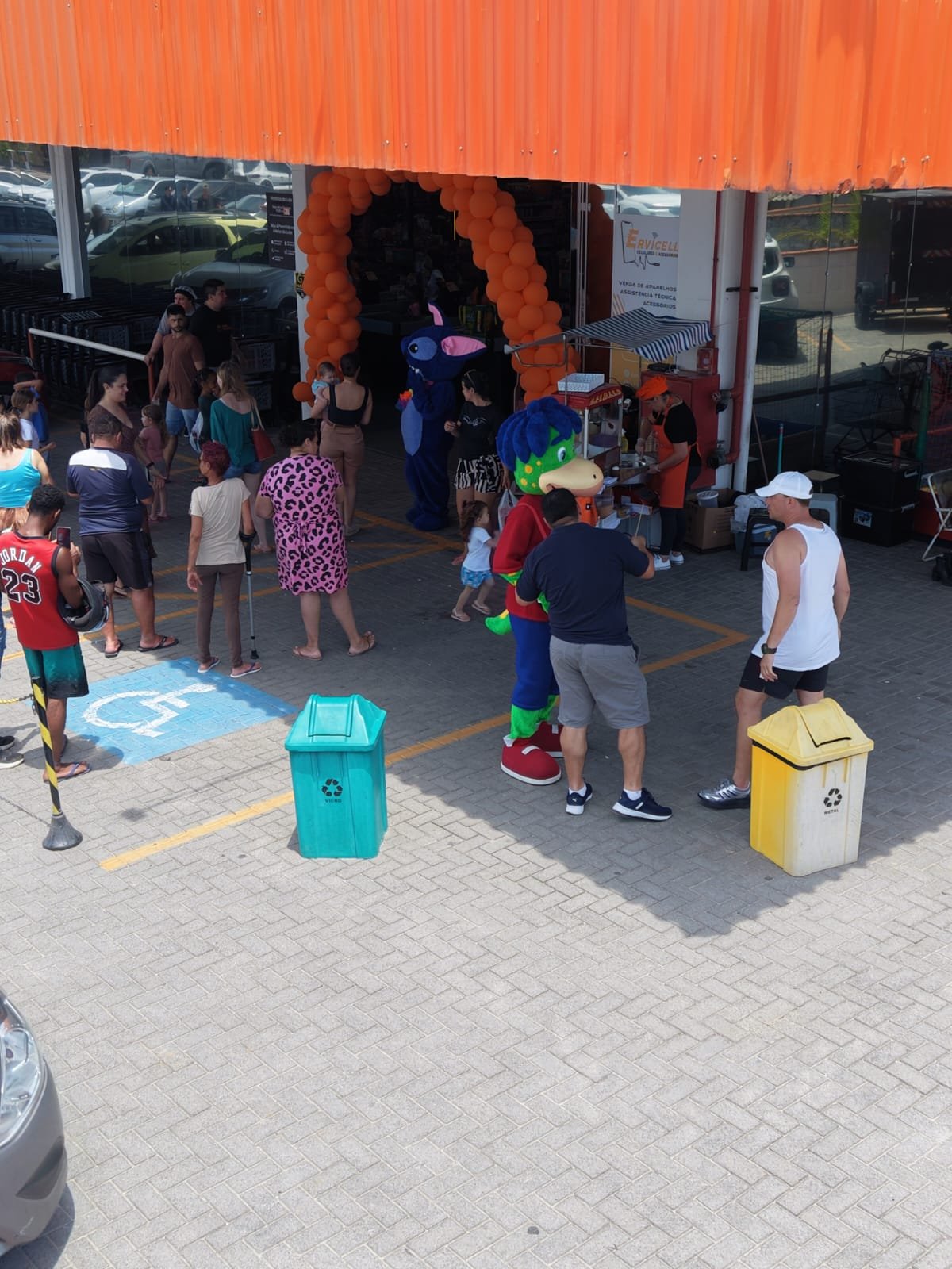 Comidas e bebidas gratuitas no aniversário do Polastro.