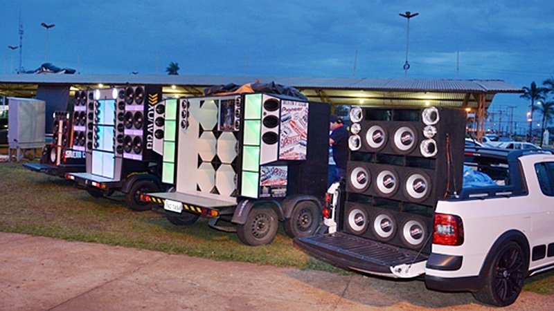 Paredão de som automotivo com luzes coloridas, representando a proibição de som alto no Réveillon.