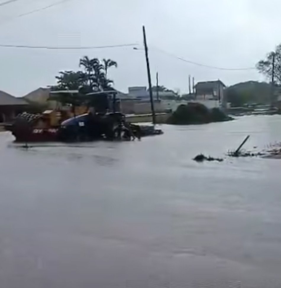 Rua alagada devido às fortes chuvas